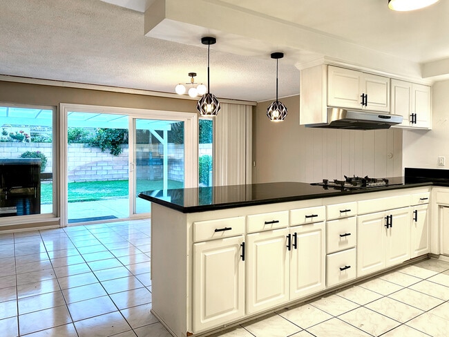 Large kitchen with gas cooktop, stainless steel appliances (fridge with water filter and ice maker), - 1592 W Sim Pl