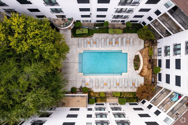 Piscina con estilo de centro turístico Lookdown - Daxton