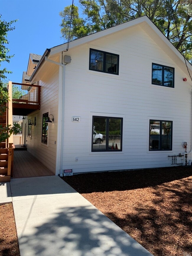 Building Photo - 142 Willow Ave