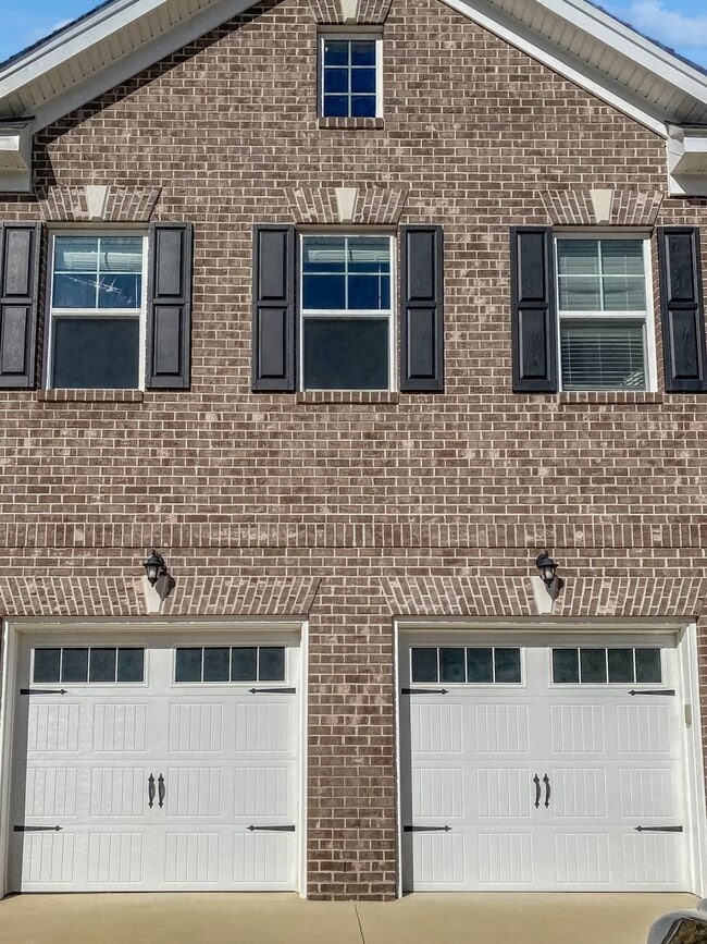 Building Photo - Spacious Townhome with MOVIE STAR Primary Closet!!!!