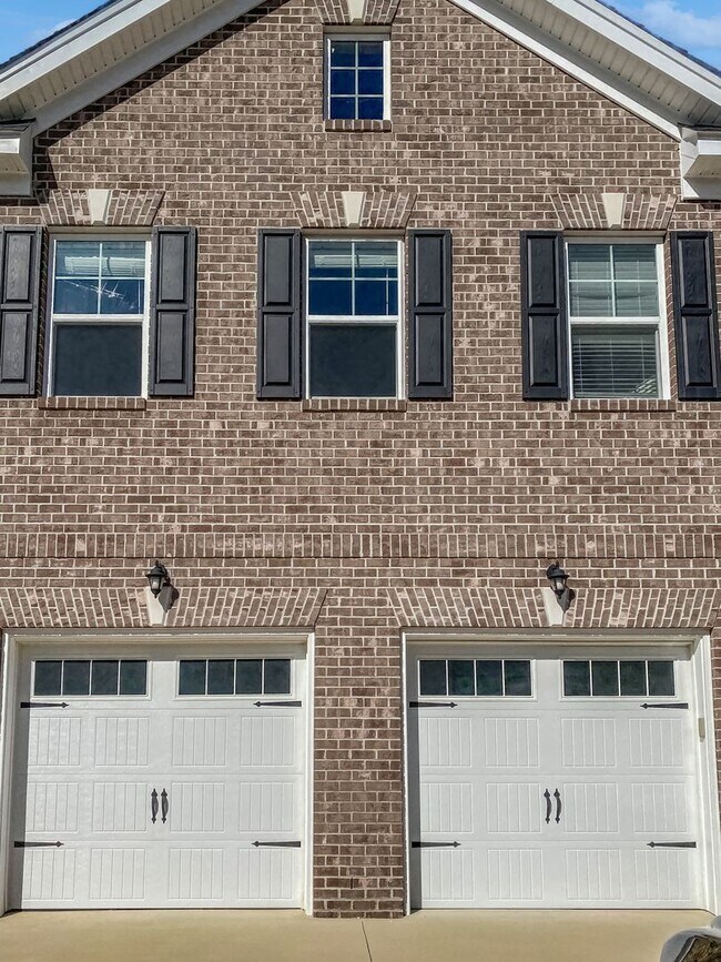 Foto del edificio - Spacious Townhome with MOVIE STAR Primary Closet!!!!