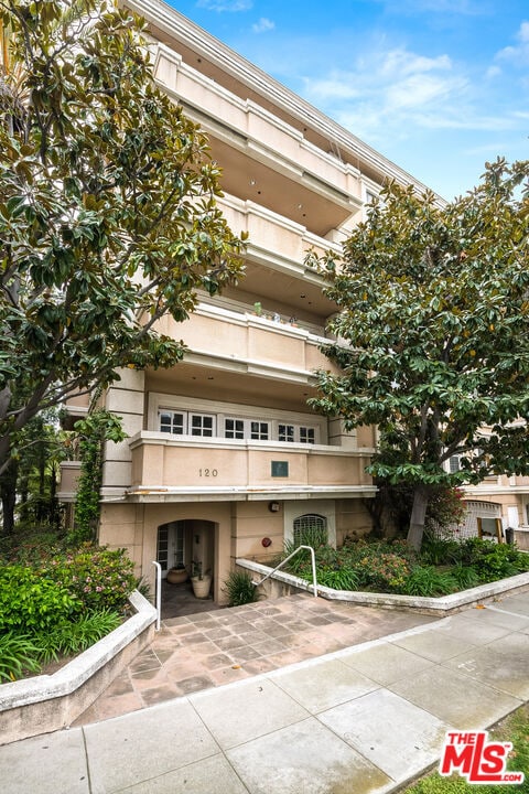 Building Photo - 120 S Palm Dr