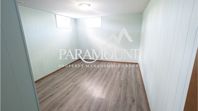 Foto del edificio - Tucked Away Lower 2 Bedroom Duplex!