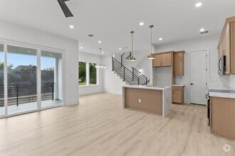 Building Photo - 3110 Live Oak St