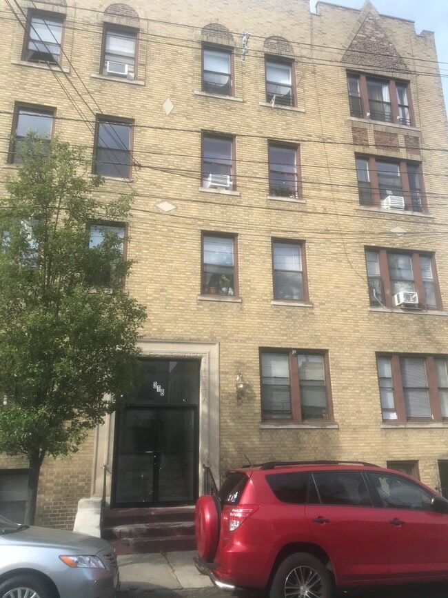 Building Photo - 318 44th St