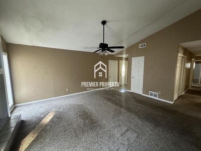 Foto del edificio - 6743 Kamali Ave