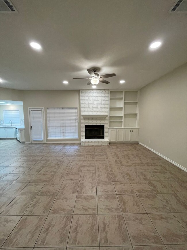 Building Photo - Spacious 4 Bedroom House in College Statio...