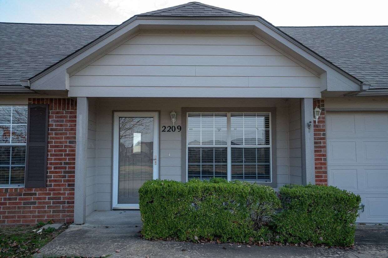Primary Photo - Cozy 2 bedroom 2 bathroom Townhome - Avail...