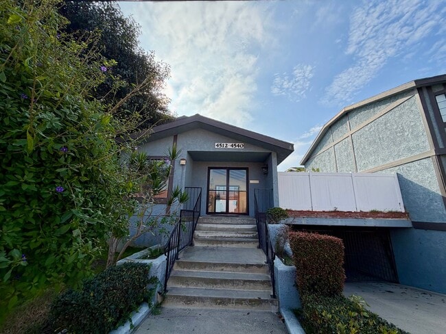 Building Photo - 2 Bed / 2.5 Bath Tri-Level Townhome – Gated Community in North Redondo Beach (Torrance PO)