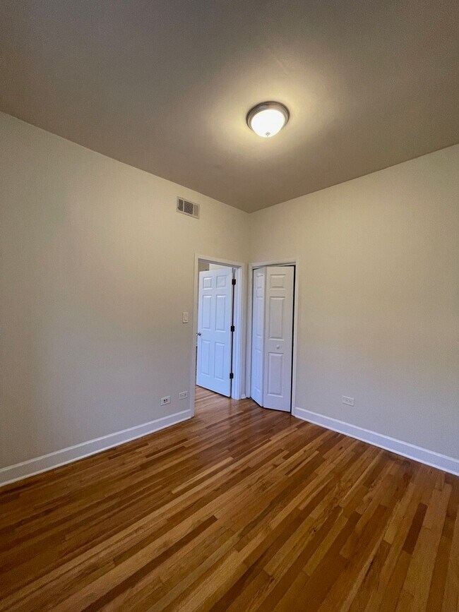 Building Photo - 908 N Damen Ave