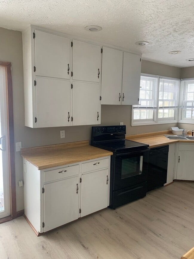Building Photo - 4 Bedroom, 1.5 Bathroom House Available, C...