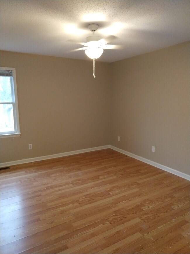 Master bedroom - 115 Hillcrest Dr