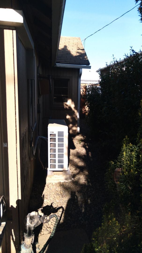 Building Photo - 3-bedroom 1 bath with large yard