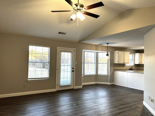 Foto del edificio - 3604-3604 Meadowlake Dr