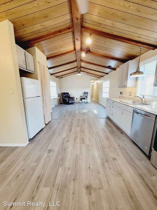 Building Photo - 2 br, 1.5 bath House - 6002 Chatham Dr