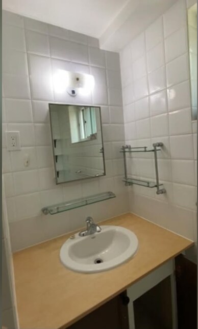 Photo du bâtiment - SOUTH ETOBICOKE RENOVATED UNIT - 2 BEDROOM 1 BATH - NEW kitchen