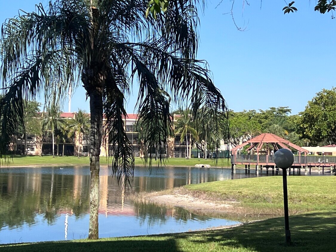 Foto del edificio - 5707 Coral Lake Dr