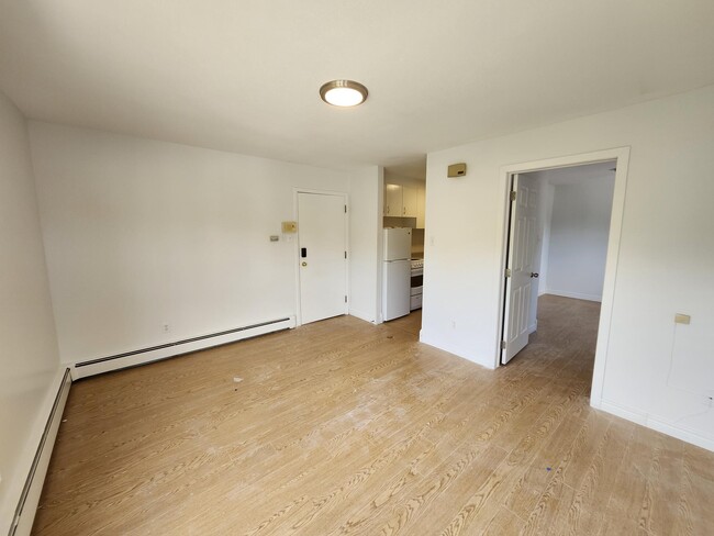 Building Photo - 84 Dufferin Ave