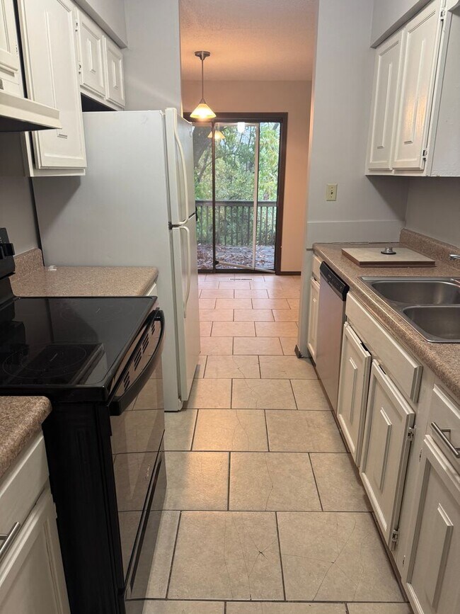 Building Photo - 2008 Juniper Dr