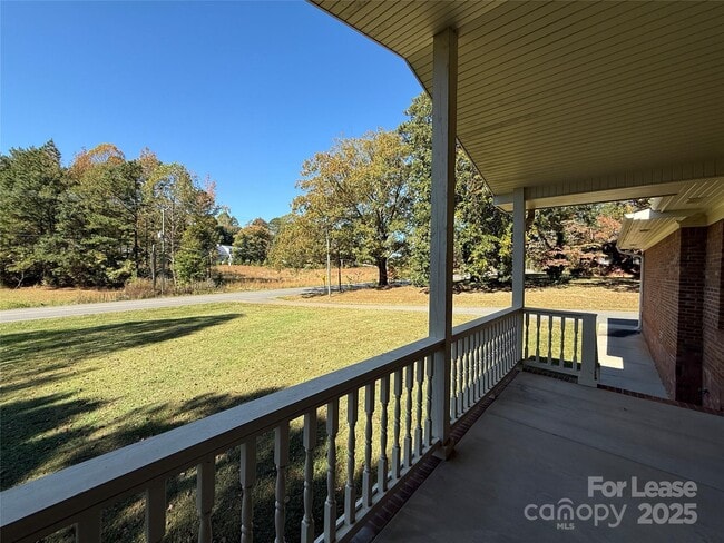 Building Photo - 925 Perth Rd