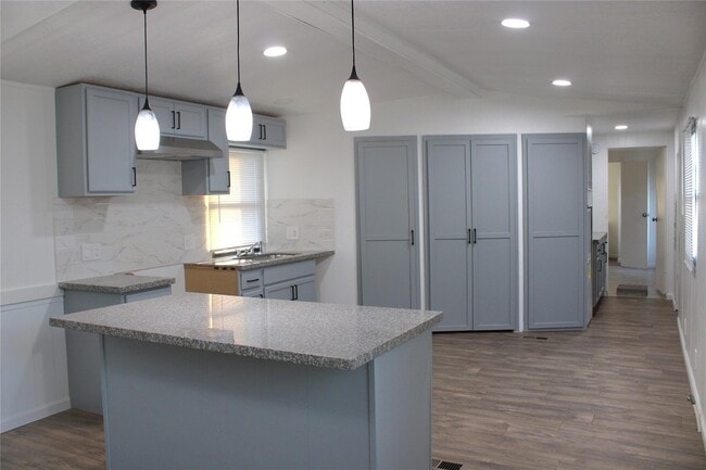 Building Photo - 21615 Erika Ct