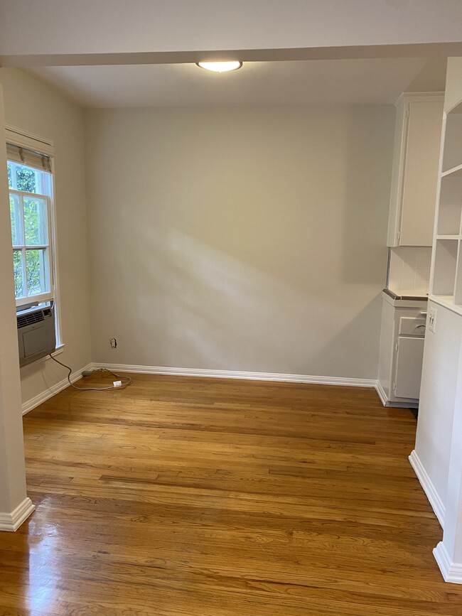 Building Photo - 8565 Holloway Dr