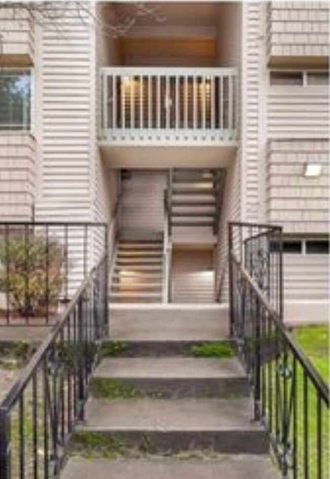 Building Photo - Quiet ground floor unit with access to lar...
