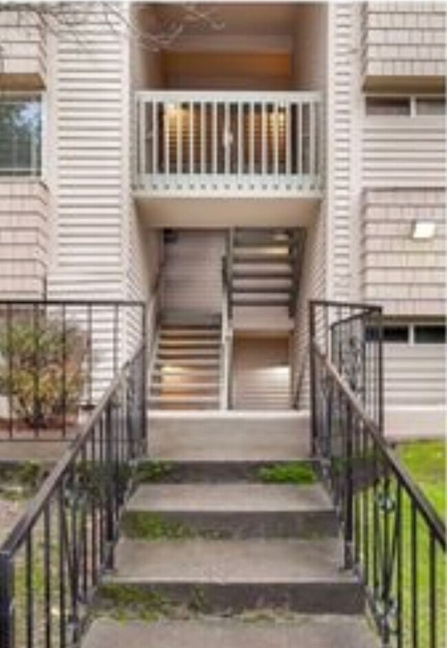 Foto del edificio - Quiet ground floor unit with access to lar...