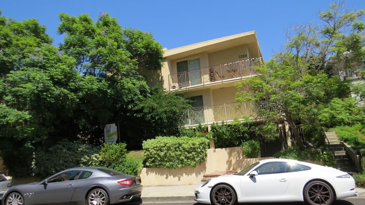 Building Photo - 1226 McClellan Dr