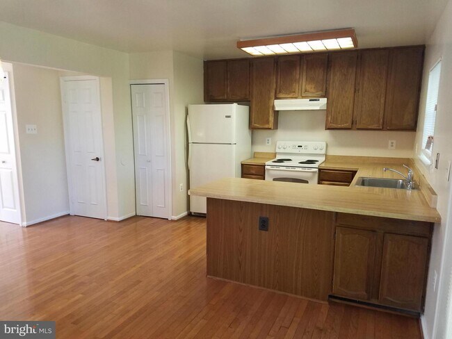 Building Photo - 5743 Burke Towne Ct