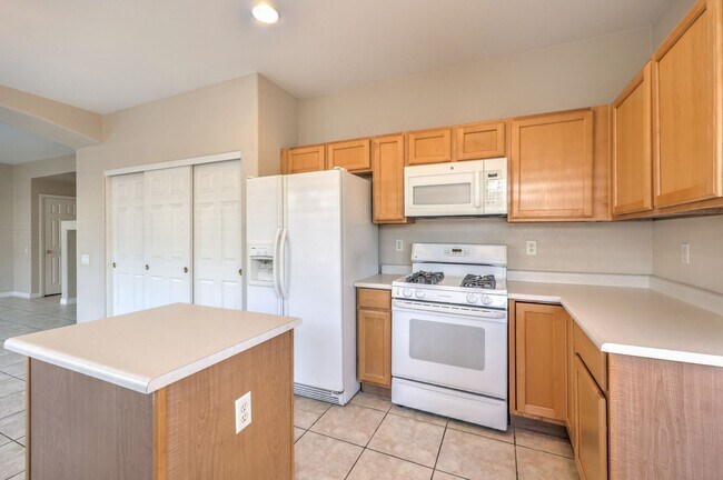 Building Photo - single story / walking distance to school