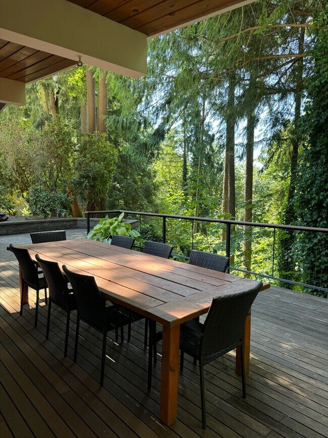 Building Photo - Lovely Mid-Century Kirkland Rambler Availa...