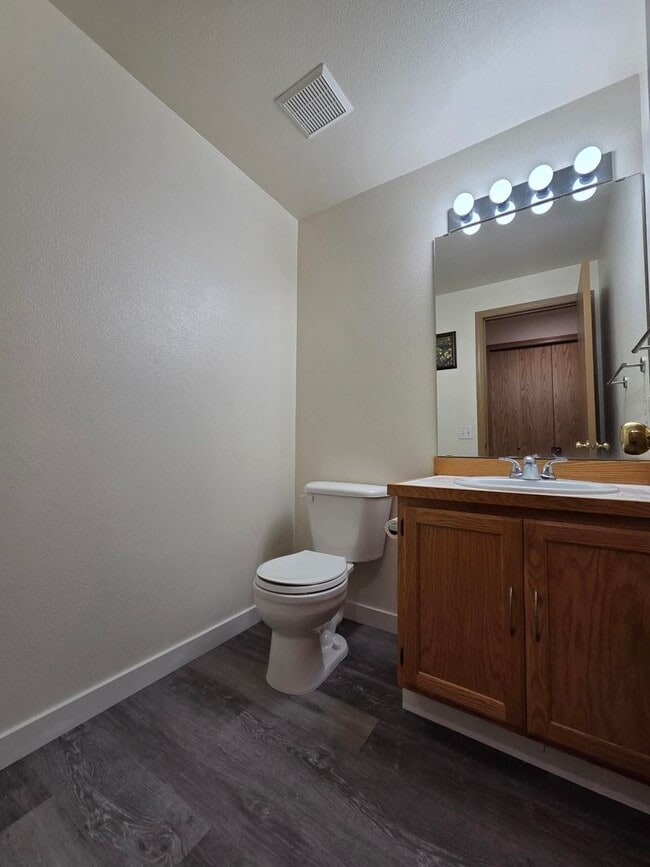 Building Photo - Beautifully updated home!