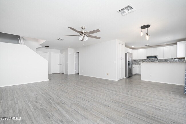 Foto del edificio - 12630 W Laurel Ln