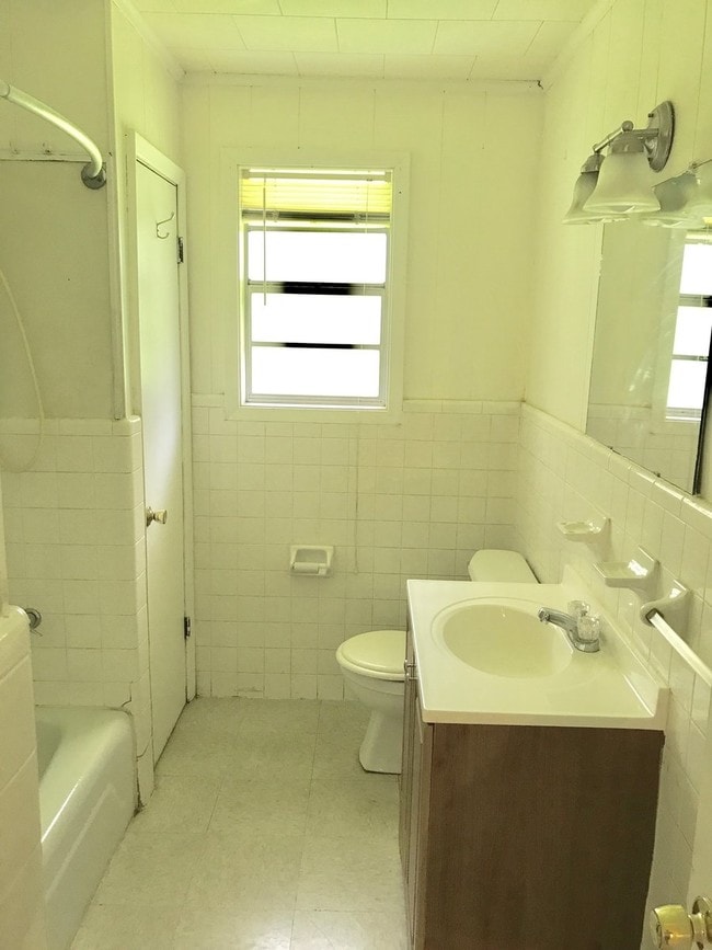 Interior Photo - 141 Colonial Ln