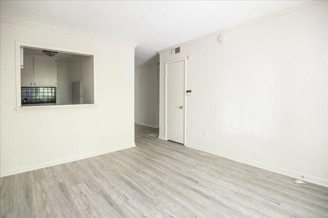 Building Photo - Newly Updated 1/1 Condo 1 Mile From Downtown Decatur!