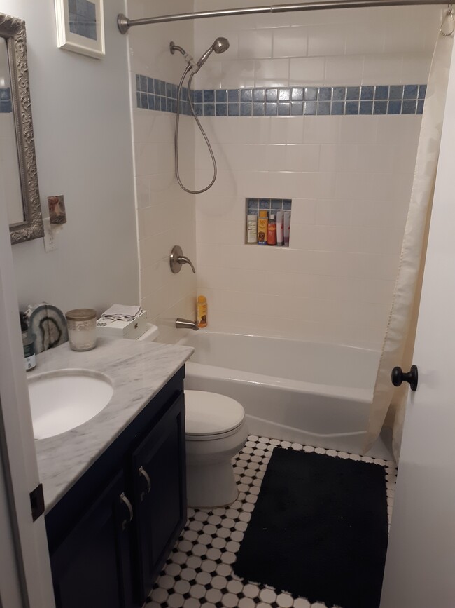 2nd bath - 400 Colonial Dr