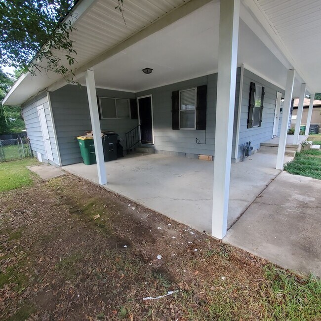 Building Photo - 702 Wildwood Ave