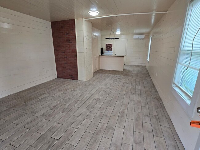 Building Photo - 310 E Defee Ave