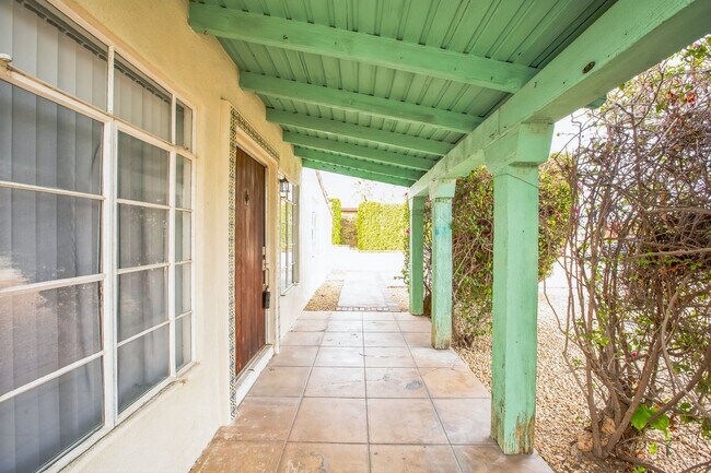 Building Photo - 2 Bed / 2 Bath Spanish-Style Home with Det...