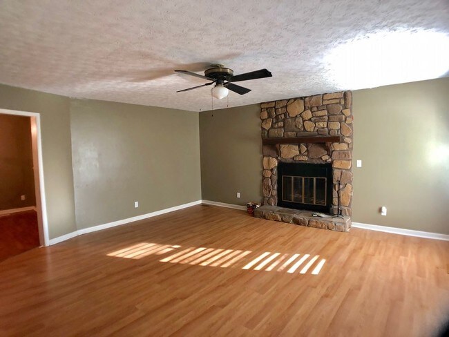 Building Photo - Gorgeous 3bed/2bath with a fenced backyard