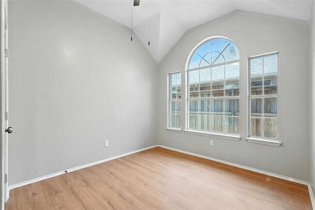 Building Photo - 10405 Belfort Dr
