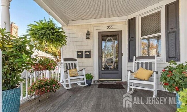 Building Photo - 353 Main St