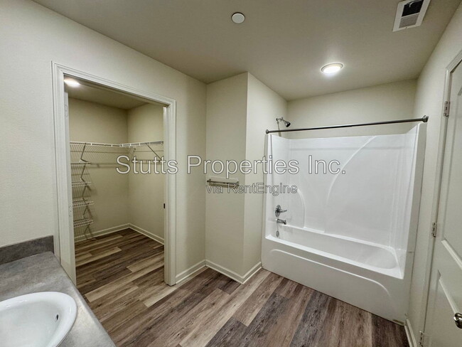 Building Photo - 201 Spindle Ct