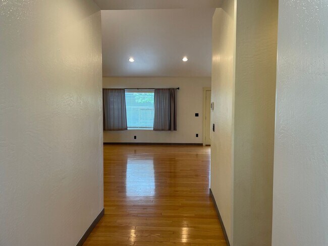 Foto del edificio - Beautiful Open Floor Plan-3 Bedroom 2 Bath Home-Located in Central Point
