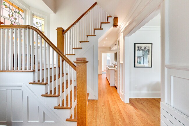 Building Photo - 114 Westmount Ave