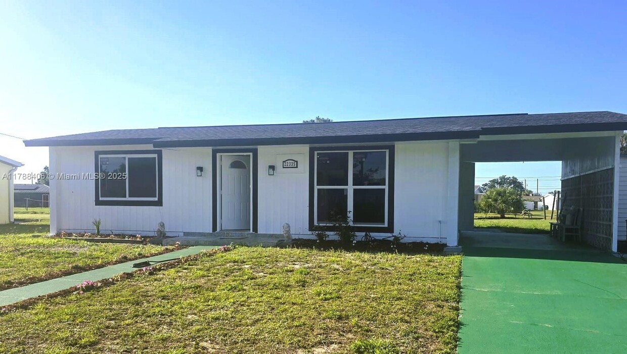 Foto principal - 22335 Montrose Ave