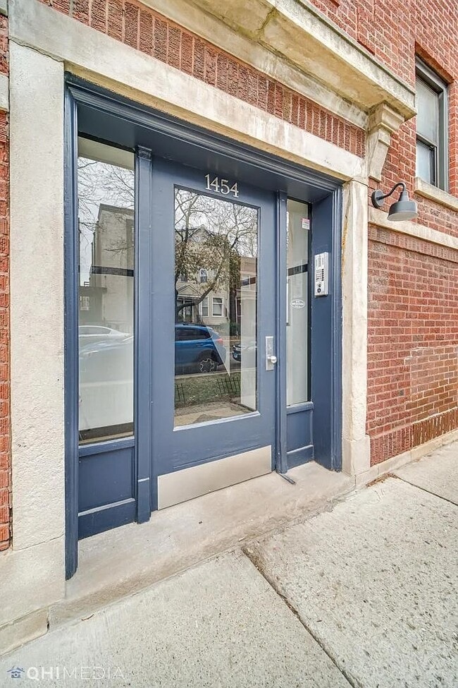 Building Photo - 1454 W Roscoe St