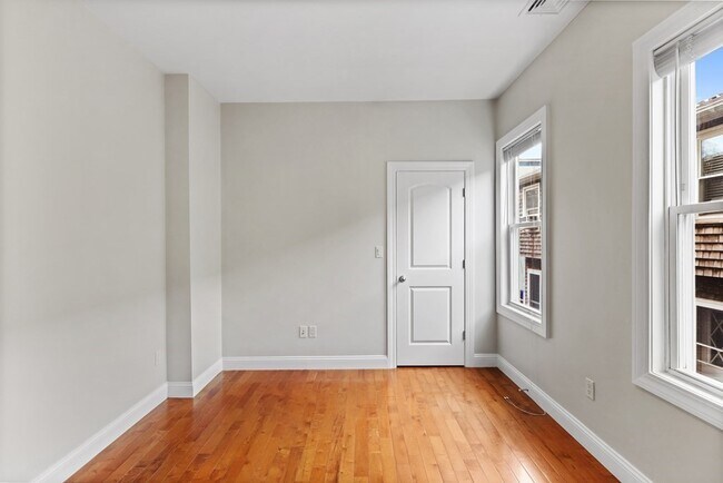 Foto del edificio - 589 E 2nd St