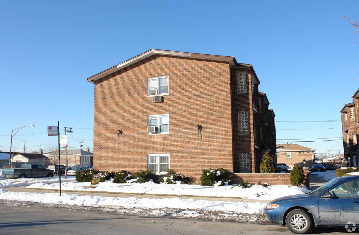 Primary Photo - 6320 S Austin Ave